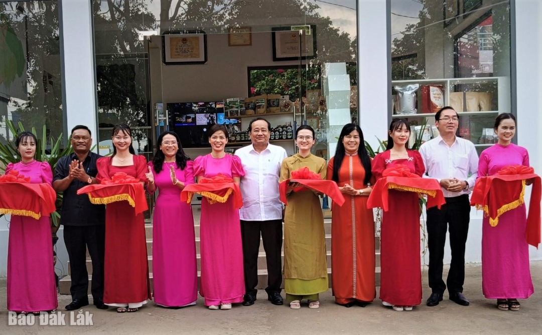 Các đại biểu cắt băng khánh thành Điểm hỗ trợ Thông tin - Văn hóa - Du lịch huyện Lắk